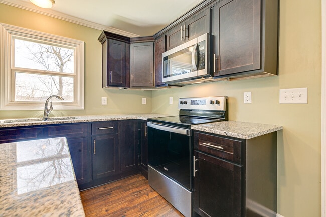 Building Photo - 212 Hillview Dr