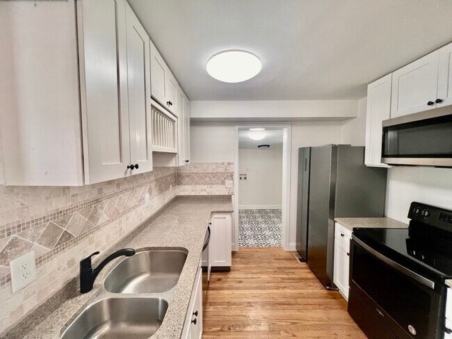 Building Photo - 2123 Fenwood Dr