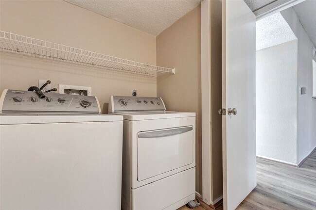 Building Photo - 2952 Meadowgrass Ln