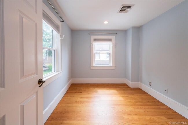 Building Photo - 217 Larchmont Ave