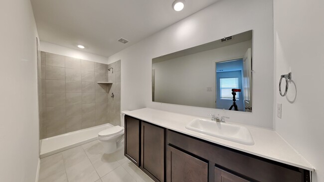 Building Photo - Nice and Spacious 3 Bedroom 2 Bathroom Hom...