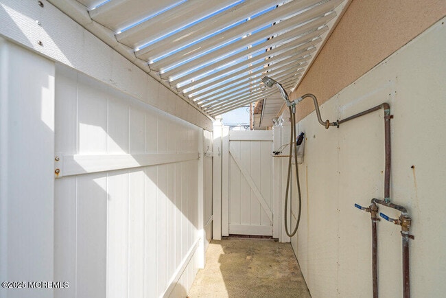 Building Photo - 102 W Colony Rd