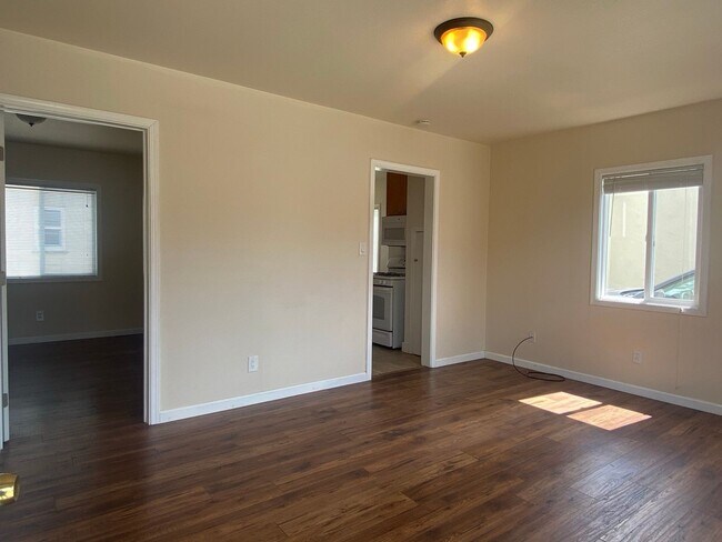 Building Photo - $500 MOVE IN SPECIAL!! One Bedroom Unit Av...