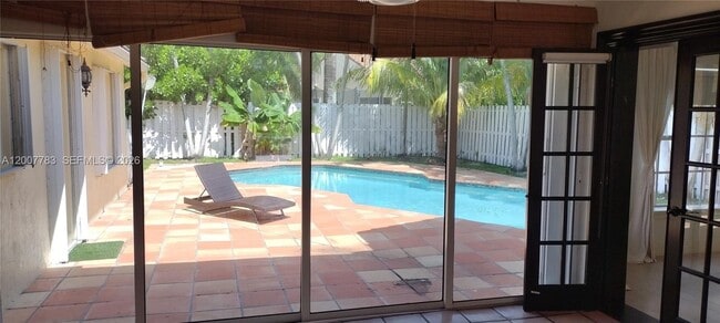 Building Photo - 659 Verona Pl