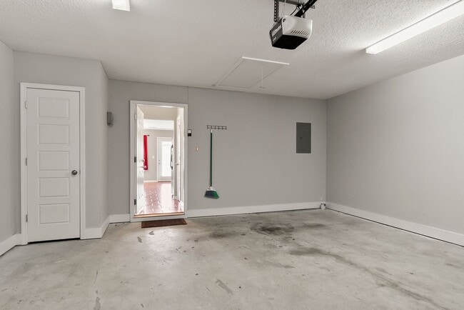 Building Photo - Cozy 3 Bed 2 Bath Home Available Now thru July 2026!