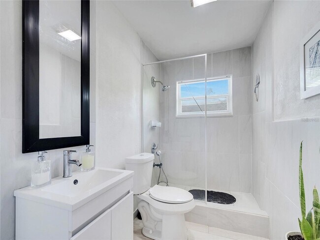 Building Photo - 4754 Lake Shore Dr