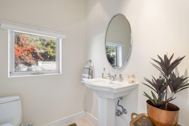 Building Photo - 20 Gilmartin Dr