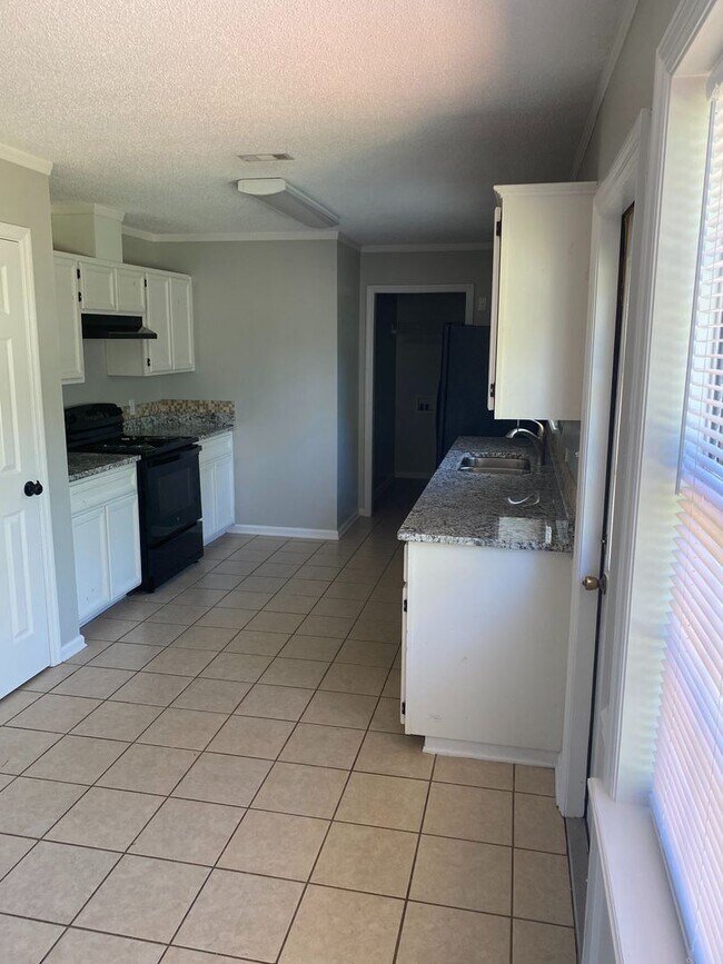 Building Photo - Spacious 3BR/2BA Home with Open Floor Plan, Granite Countertops & Fenced Backyard