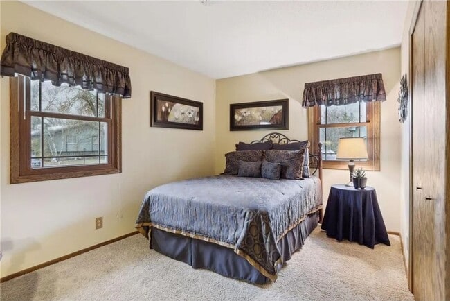 Building Photo - Charming 3-bedroom, 2-bathroom home located in the heart of Woodbury