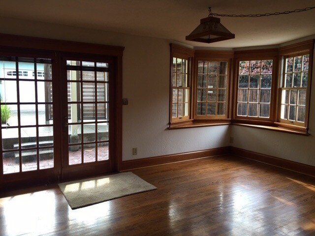 Building Photo - Charming home in great location with private studio unit
