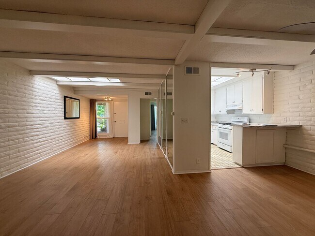 Building Photo - Large and bright condo in the Grossmont Vi...