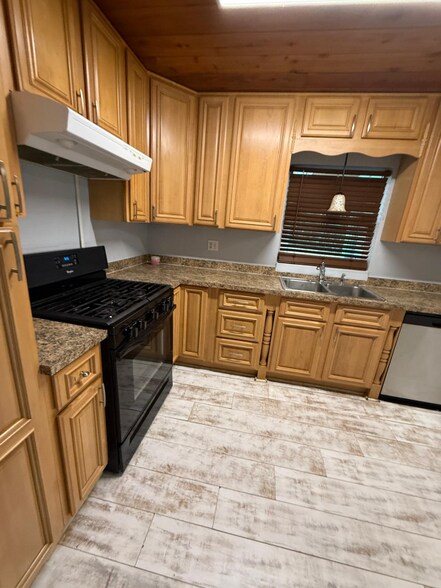 Building Photo - 320 E Oak St