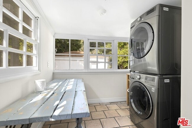 Building Photo - 639 Westbourne Dr