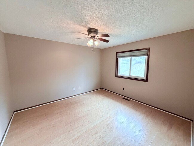 Building Photo - Versatile Oakdale Home Featuring 2 Kitchens, Sun Deck & Mother-in-Law Suite!