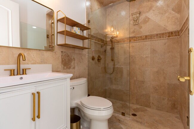 Building Photo - 4/3 Stunning Waterfront home in the heart of Clearwater Beach!