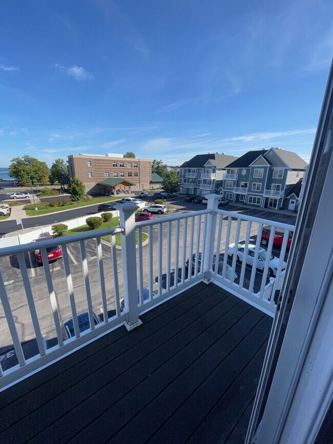 Building Photo - Lovely Condo Available Early September 2024