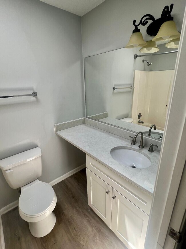Building Photo - 3BR/3.5BA on the North End