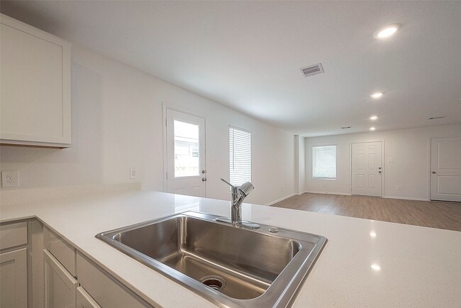 Building Photo - 1491 Las Cuevas Dr