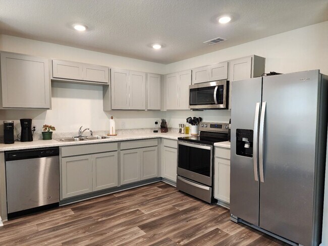 Building Photo - This attractive 3/2 Newer Home is situated...