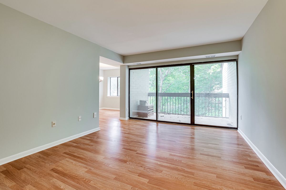 Building Photo - 2210 Springwood Dr