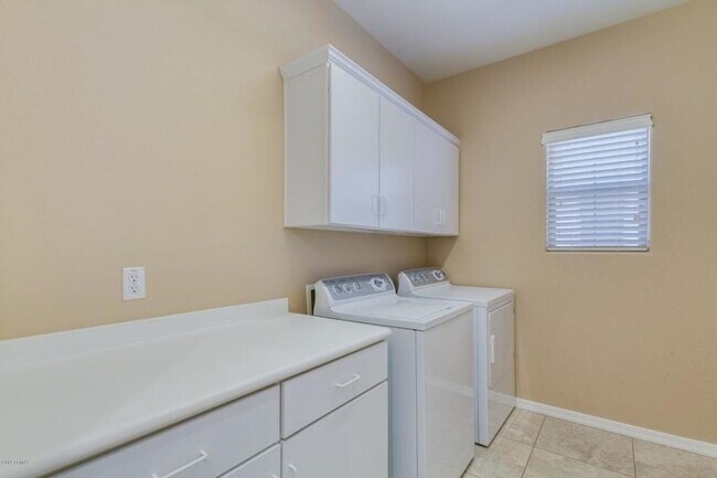 Building Photo - Charming 3 Bed + Den 2.5 Bath Home with 2 ...