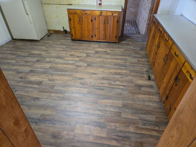 Building Photo - Spacious 3-bedroom single-family home in C...