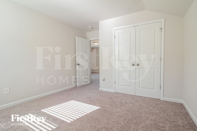 Building Photo - 530 Hillpark Ln