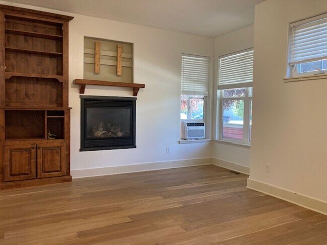 Building Photo - Charming in the Heart of Bozeman
