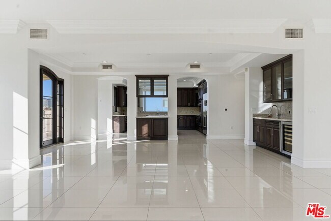 Building Photo - 462 S Maple Dr