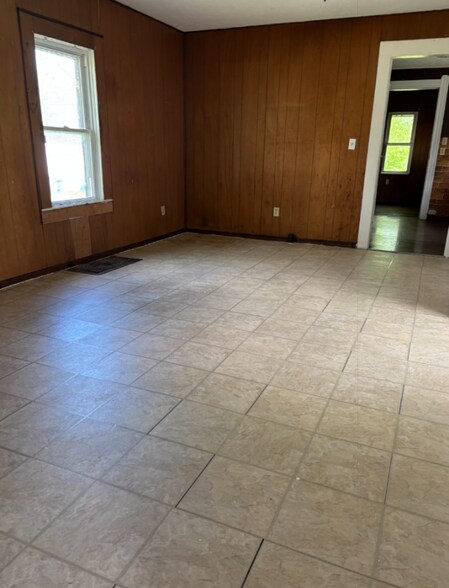 Building Photo - 1030 W 17th St