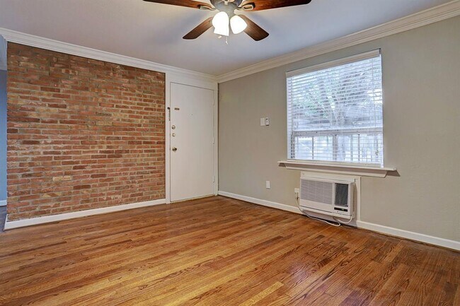 Building Photo - 2647 Greenbriar Dr