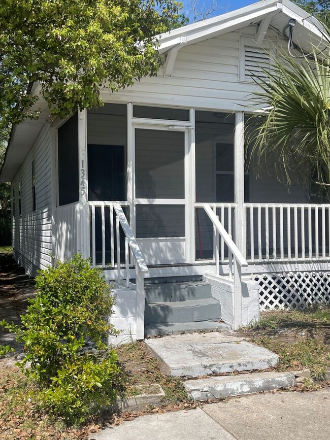 Primary Photo - Renovated 3 bed 1 bath!