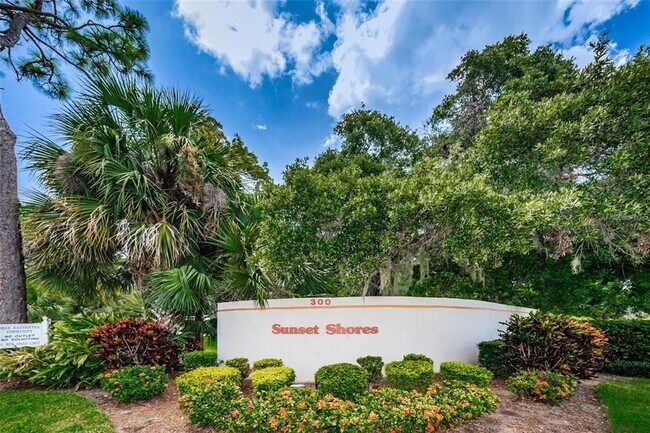 Building Photo - 300 S Florida Ave