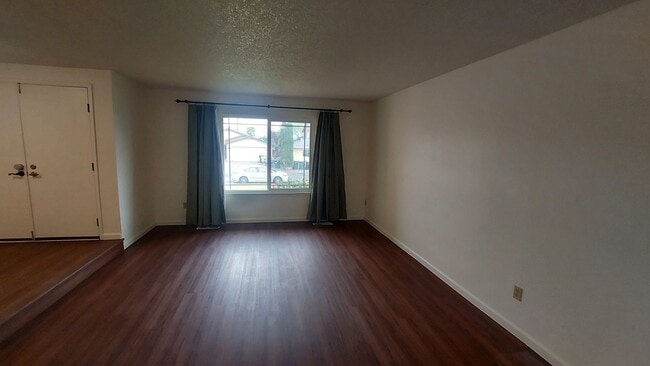 Building Photo - Spacious 4 bedroom, 3 bath home Tri-level in the Scottsdale East Area between Florin Rd and Gerbe...