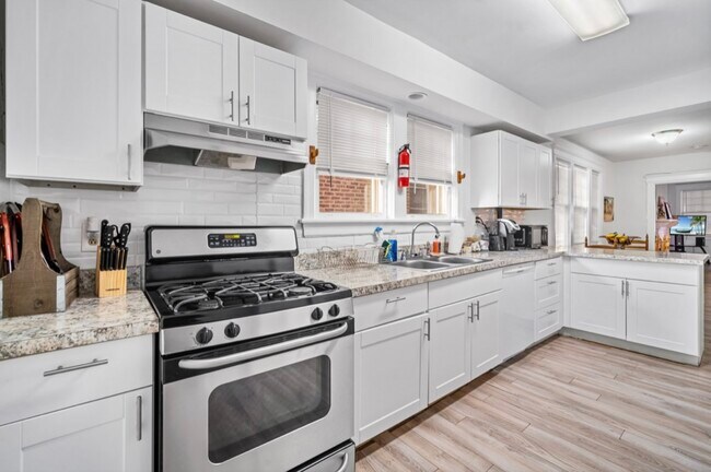 full stocked kitchen - 5 N Newport Ave