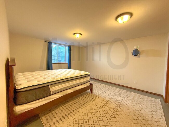 Building Photo - Spacious Eagle Ridge Home