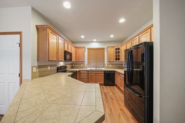 Building Photo - 3 bedroom 2.5 baths - Easy JBLM commute! - North Thurtson School District.