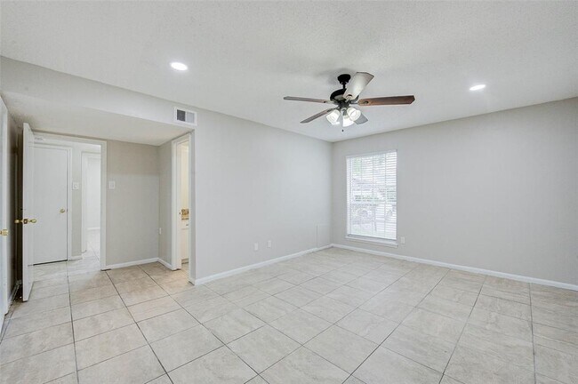 Building Photo - 7900 Westheimer Rd