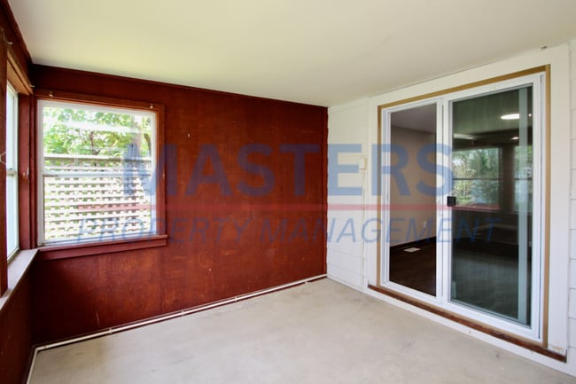 Building Photo - Three bedroom with 1 and a half bath tradi...