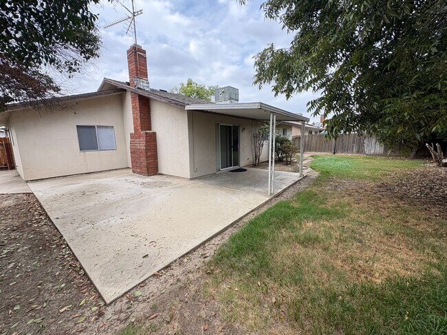 Building Photo - SW Visalia Home Available Now!