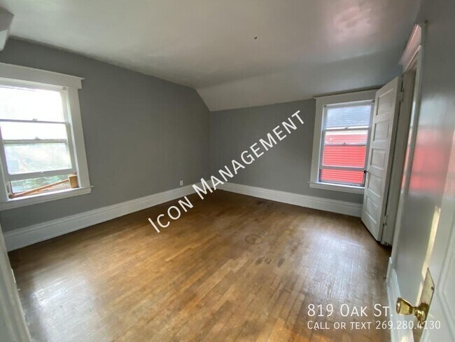 Building Photo - 819 Oak St