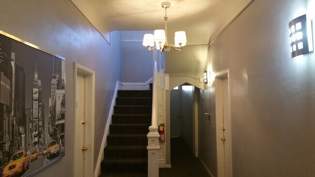 Building Photo - Cap Hil Adorable 1 Bedroom Available Now! 1/2 off 1 months rent!!!