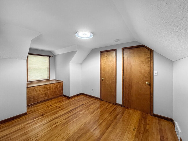 Building Photo - Charming 4 beds 2 baths in South Euclid!