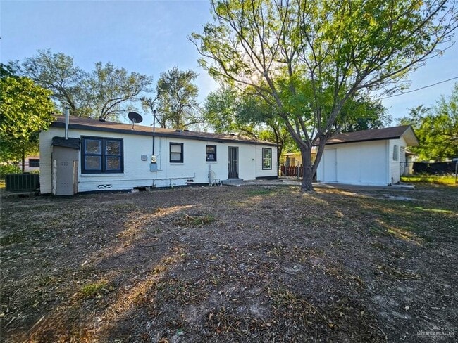 Building Photo - 15 Redwood Ave