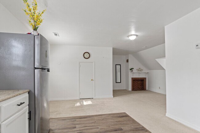 Building Photo - Cute-as-a-Button 2BR/2BA Apartment in Williamsburg VA | Private Entrance + Utilities Included