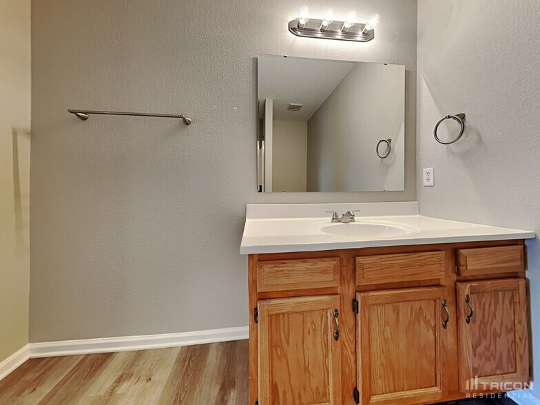 Building Photo - 6642 Southern Ridge Dr