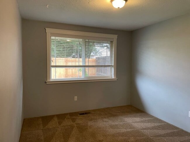 Building Photo - Nice 3 Bedroom 2 Bath home in Central Point