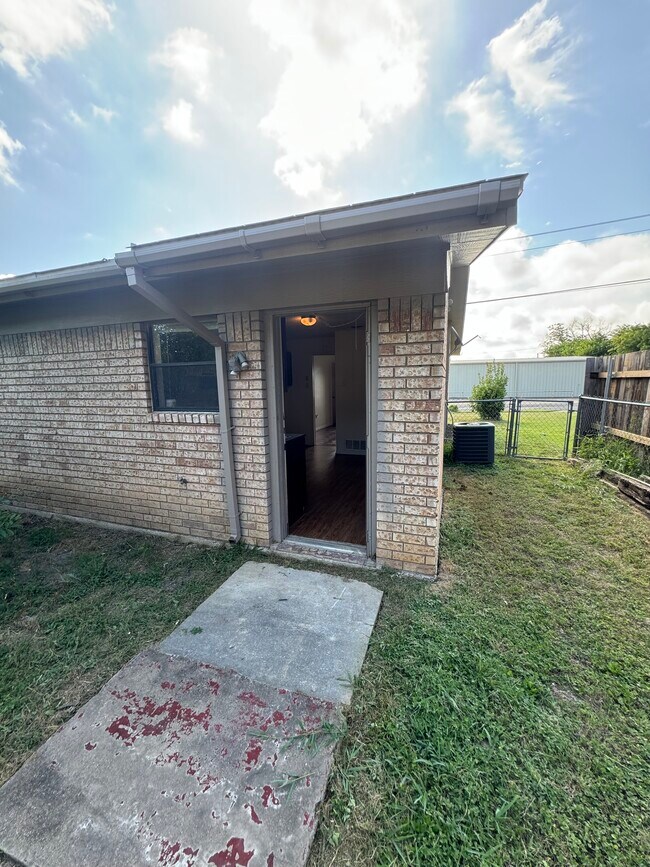 Building Photo - 807 N 3rd St