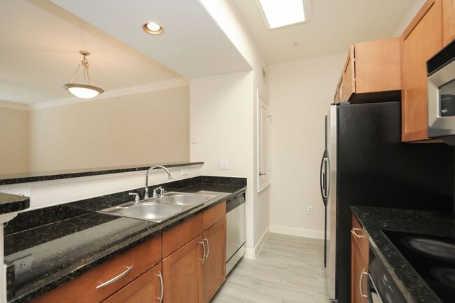 Building Photo - For Lease | 1 Bed, 1 Bath | 832 Sq Ft | Su...