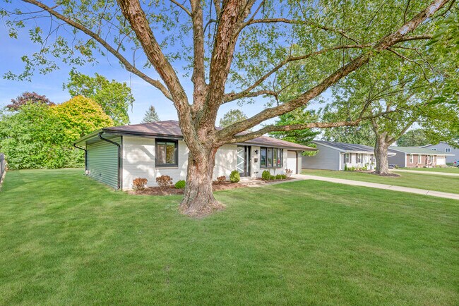 Building Photo - 208 W Hartford Dr